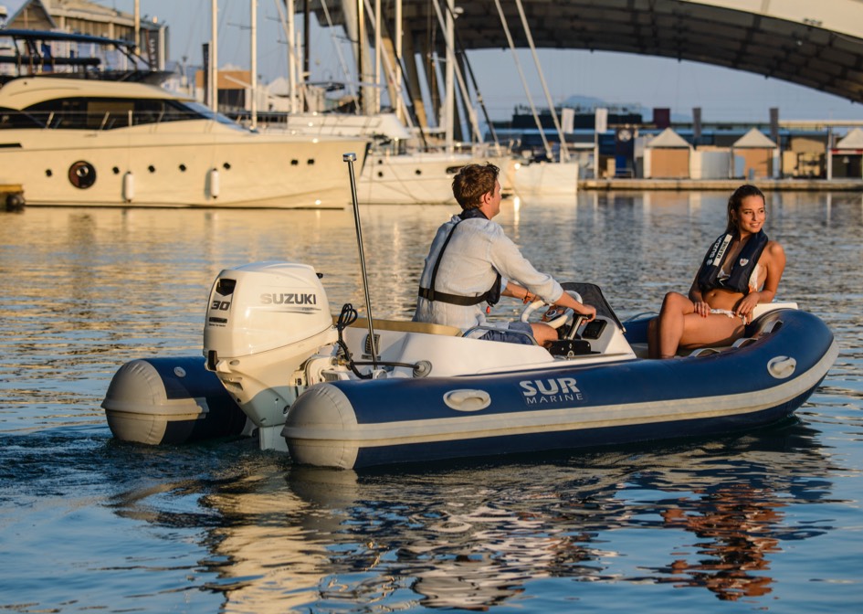 Lightweight In-line three-cylinder outboards