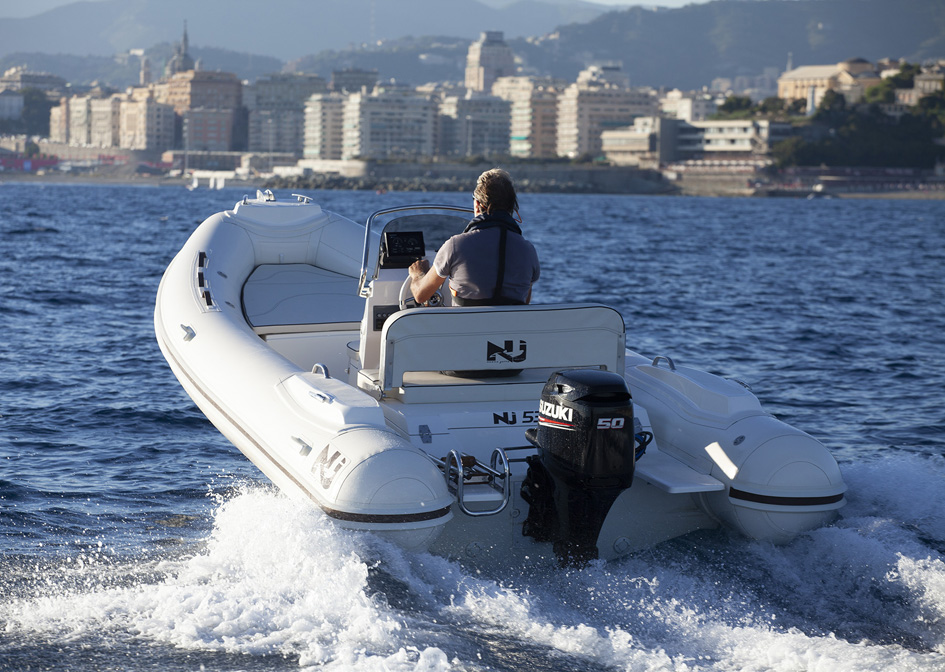 DF40A and DF50A are powered by Suzuki's proven in-line three-cylinder 12-valve engine