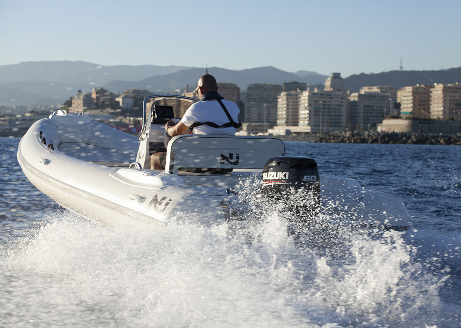 Compact, lightweight and fuel-efficient suzuki boat engine